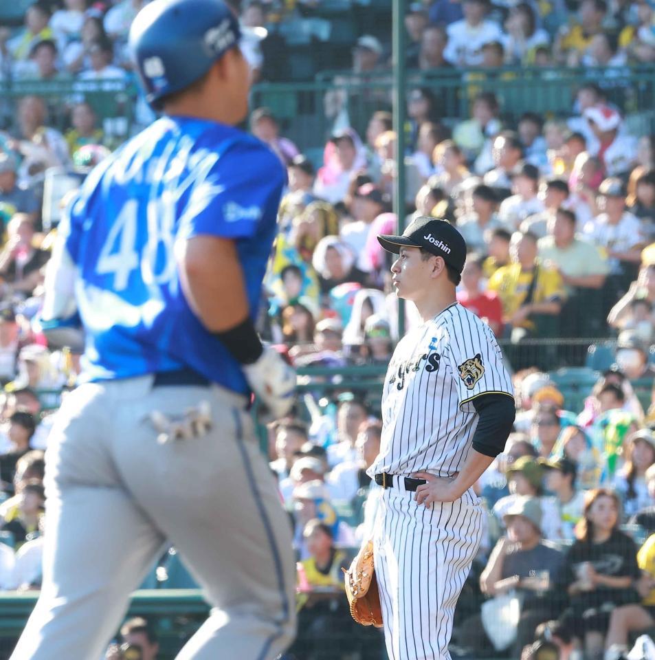 ４回、成瀬（左）に勝ち越し２ランを浴びた大竹（撮影・西田忠信）