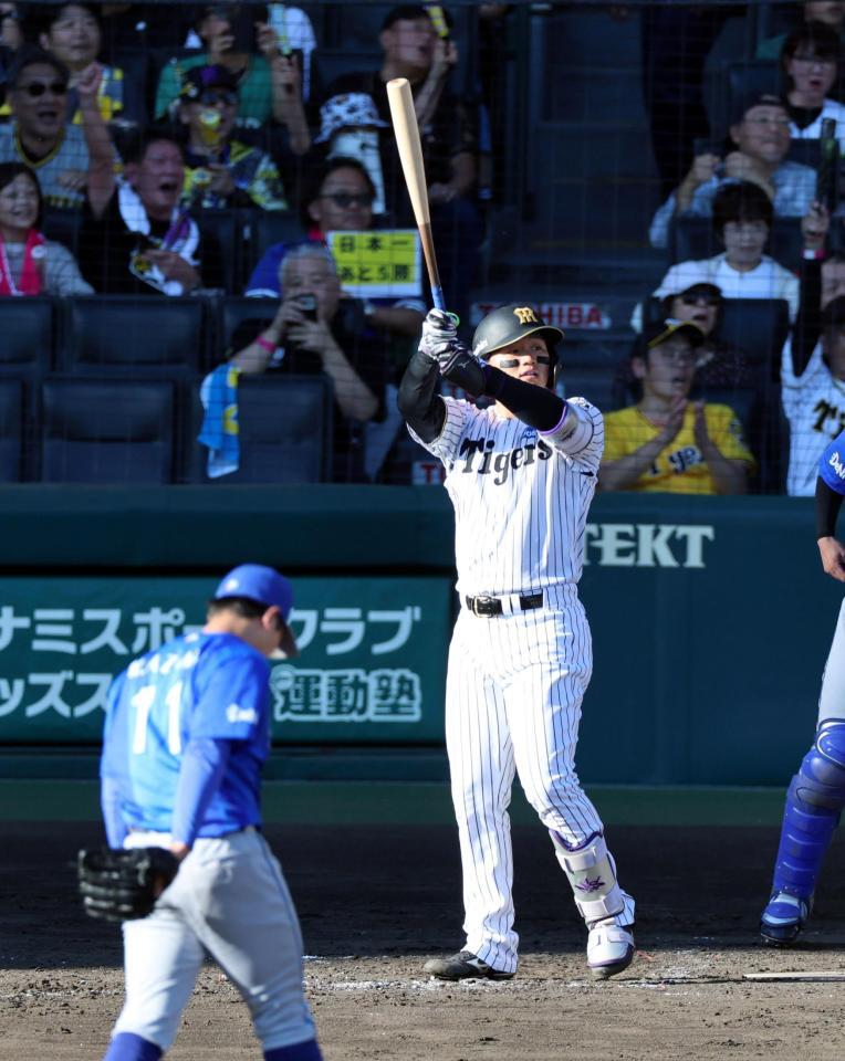 ５回、左越えにソロを放つ森下（投手・東）＝撮影・山口登
