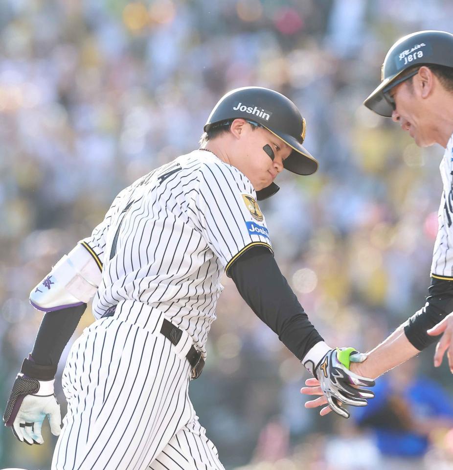 ５回阪神１死、ソロを放ち三塁を回る阪神・森下翔太＝甲子園（撮影・西田忠信）