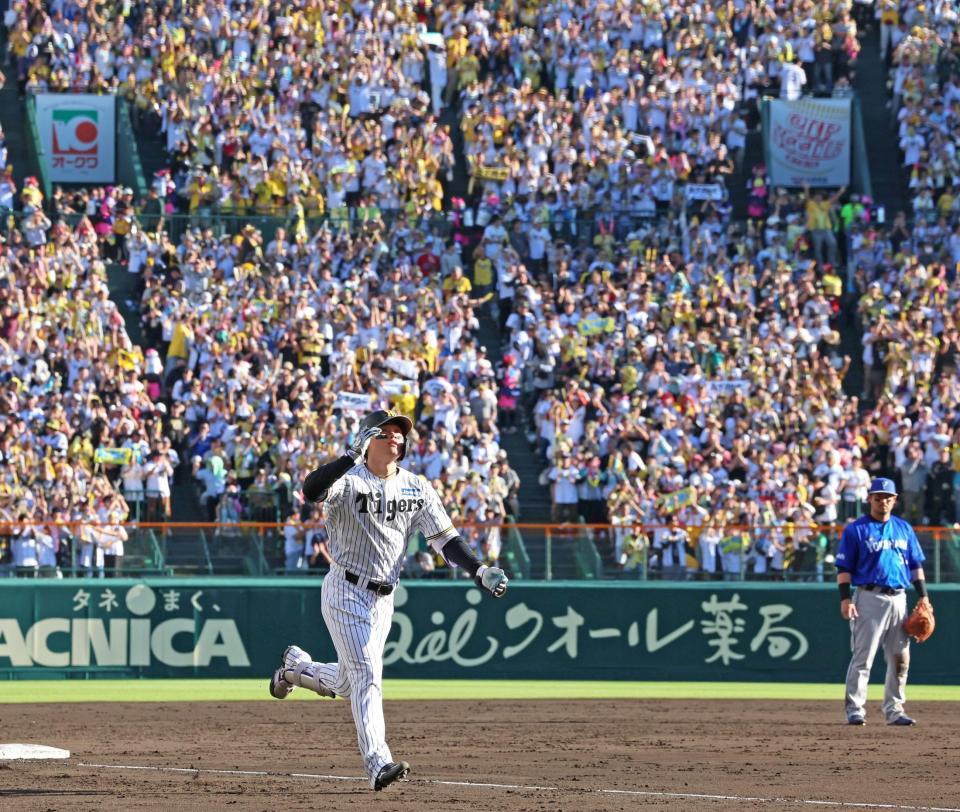 ５回、ソロを放ち大歓声の中、本塁へ向かう森下（撮影・立川洋一郎）