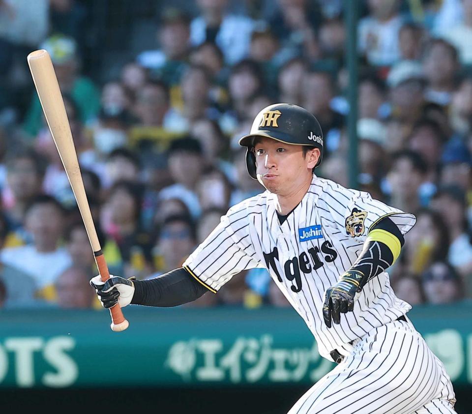 ６回、近本の打球が三ゴロ失策を誘い同点とする（撮影・西田忠信）