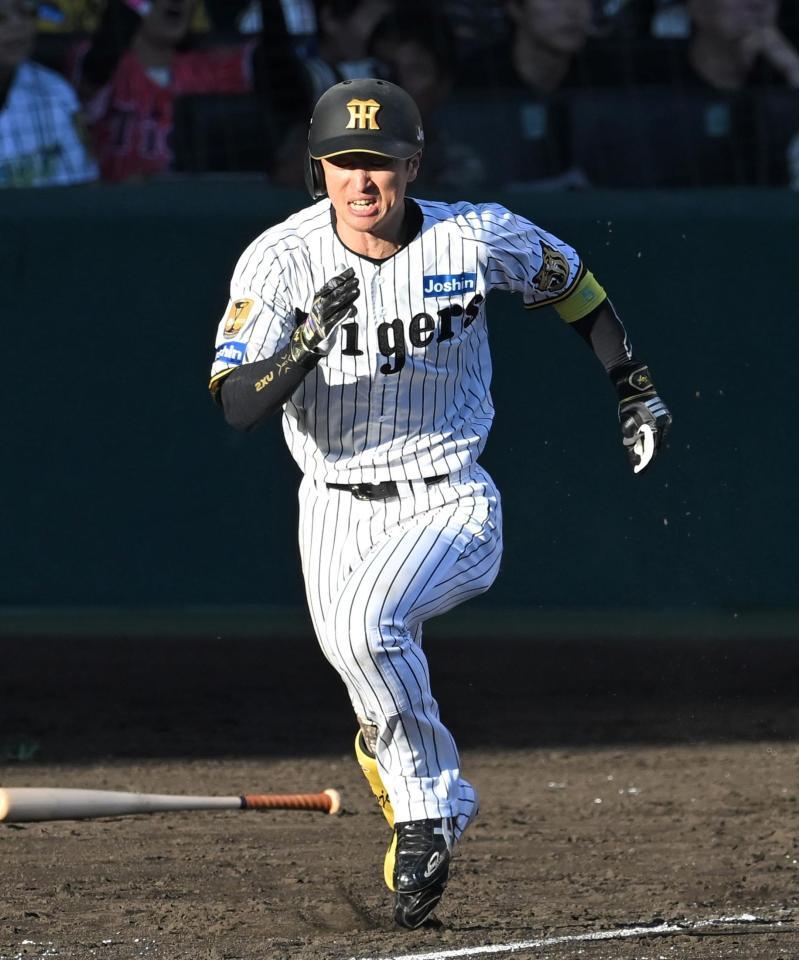 ６回、一塁へ激走する近本（撮影・飯室逸平）