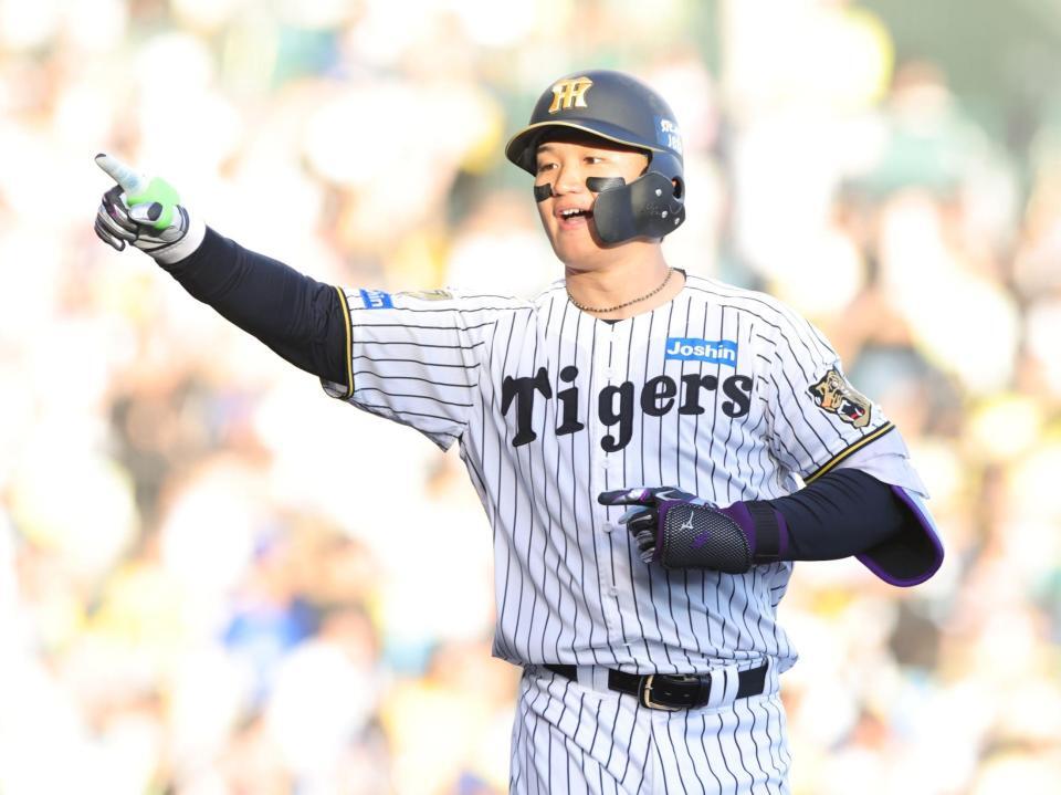 ７回、森下は２打席連続となる本塁打を放ち、ベンチにアピールする（撮影・坂部計介）