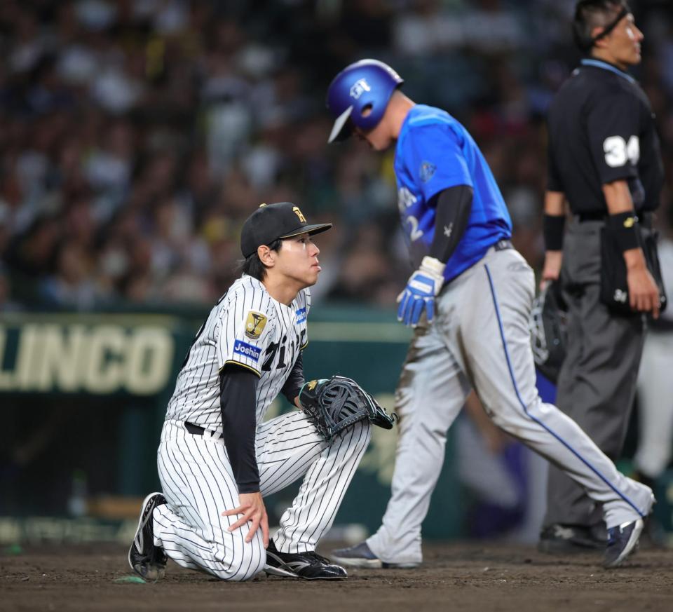 ９回、逆転を許した工藤はホーム付近に座り込む（撮影・坂部計介）