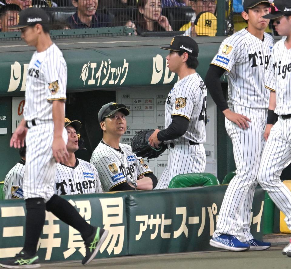 ９回、工藤が逆転を許し、ベンチで厳しい表情の藤川監督（撮影・飯室逸平）