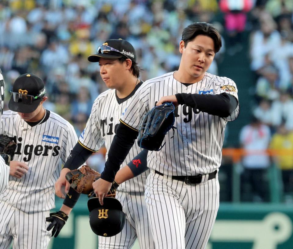 ８回、途中降板する木下（右）＝撮影・立川洋一郎
