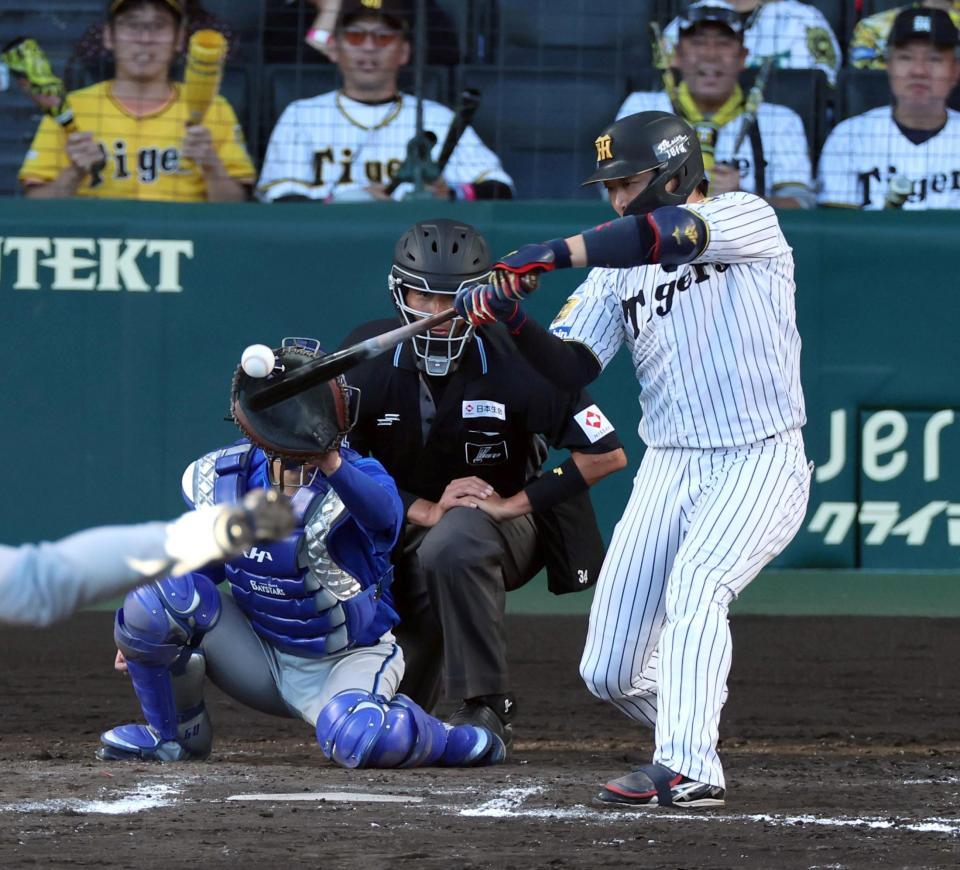 ７回、右前打を放つ大山（捕手・古市）＝撮影・山口登
