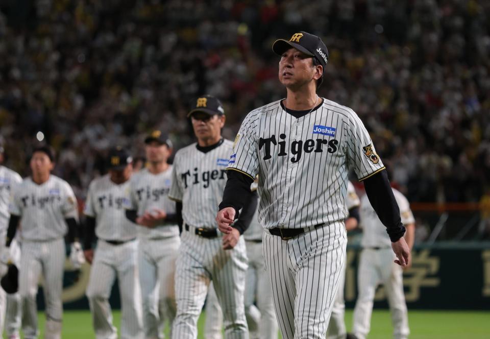 日本シリーズ進出ならず、ガックリの藤川監督ら阪神ナイン（撮影・坂部計介）