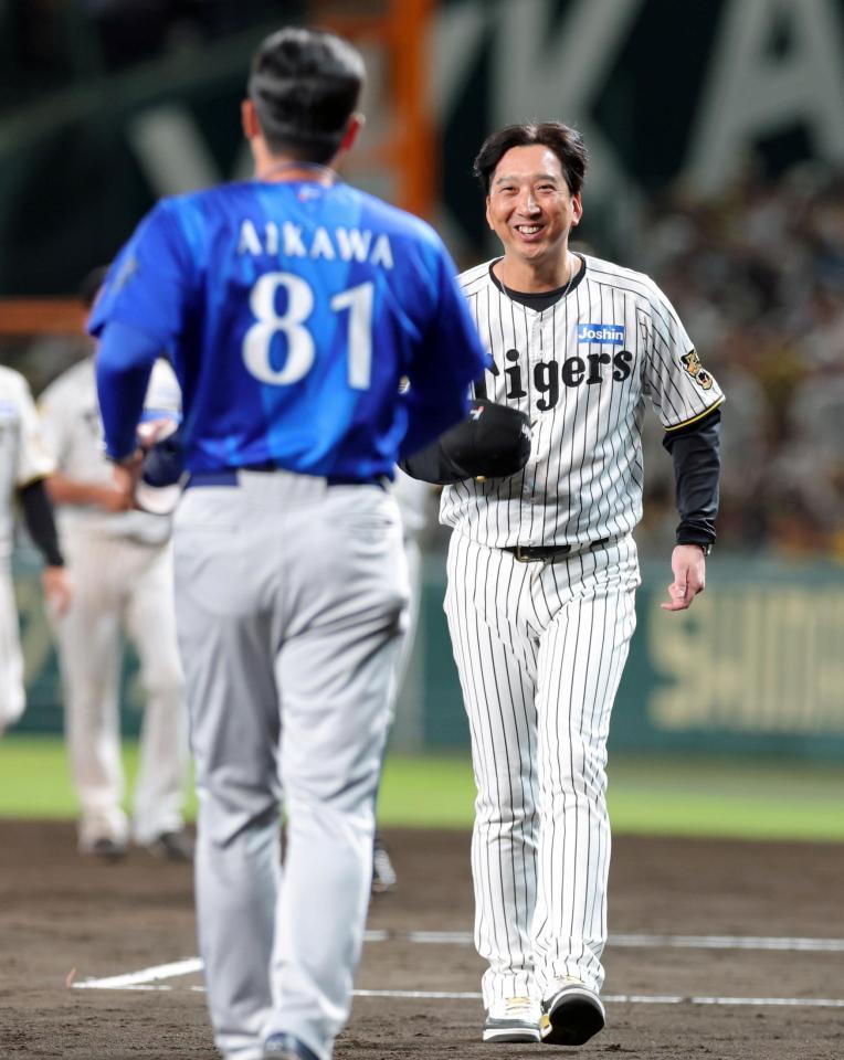 ＣＳ敗退が決まり、あいさつに来た相川監督（左）に歩み寄る藤川監督（撮影・立川洋一郎）