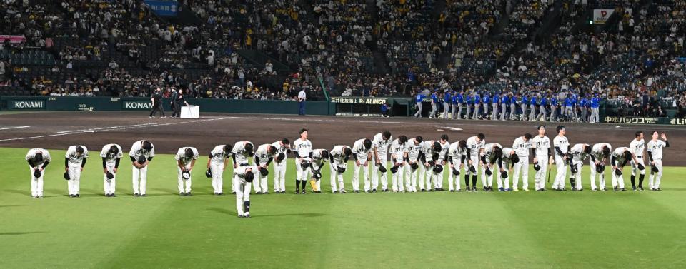 ライトスタンドに一礼する阪神ナイン（撮影・飯室逸平）