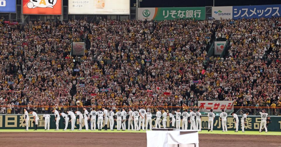 ライトスタンドのファンにあいさつする阪神ナイン（撮影・立川洋一郎）