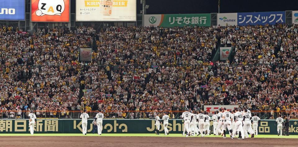ＣＳ敗退が決まり、ライトスタンドのファンにあいさつへ向かう阪神ナイン（撮影・立川洋一郎）