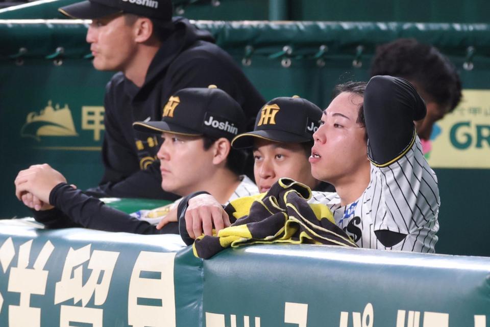９回、ベンチから戦況を見守る（右から）工藤、大竹、木下（撮影・立川洋一郎）