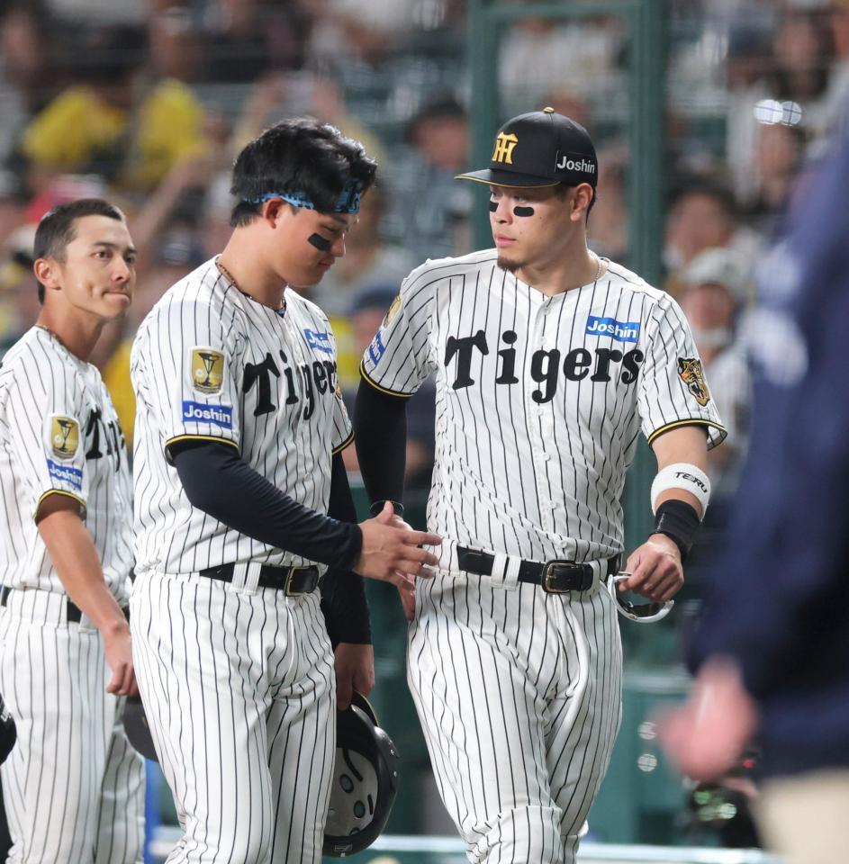 ＣＳ敗退が決まりグラウンドから引き揚げる際に佐藤輝（右）に歩み寄って握手を交わす森下（撮影・立川洋一郎）