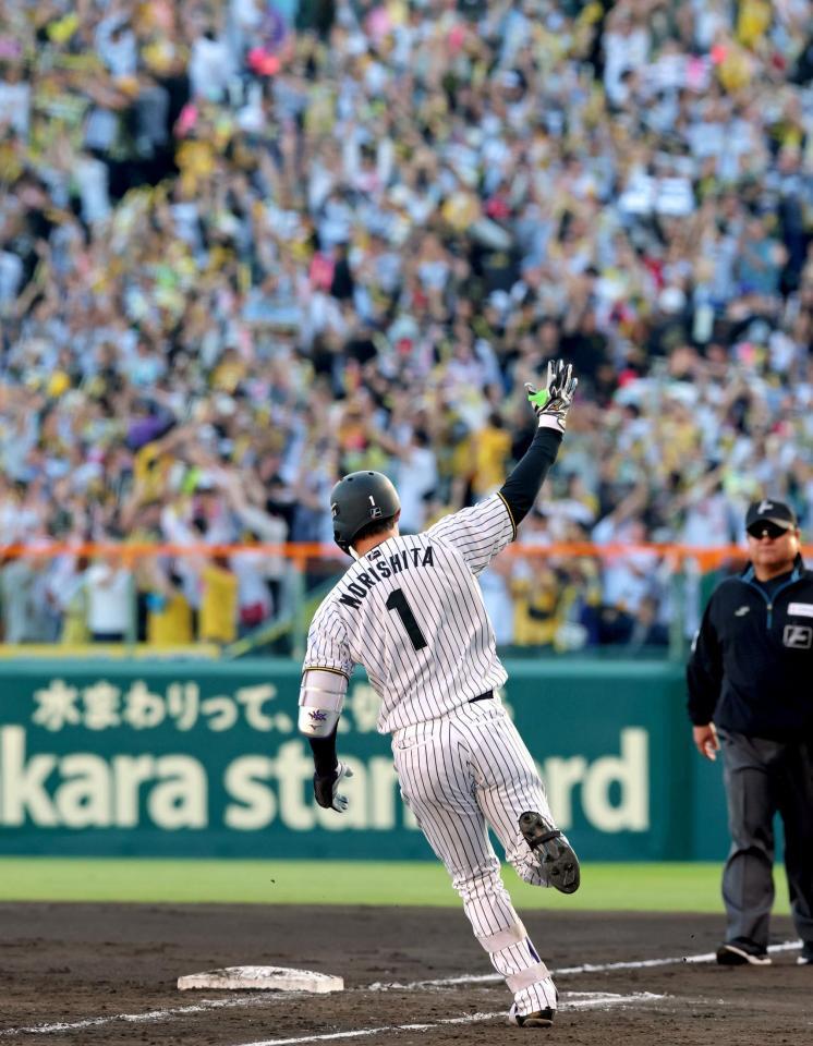 ７回、勝ち越しソロを放ち大歓声に応えながらダイヤモンドを回る森下（撮影・立川洋一郎）