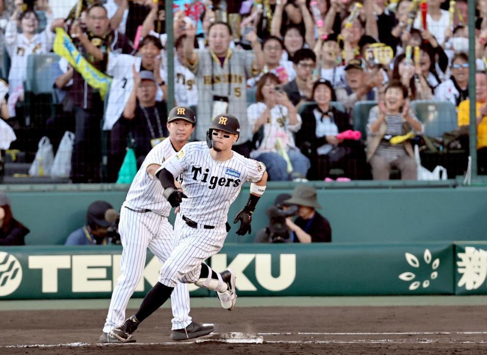 ７回、二塁打を放つ佐藤輝（撮影・田中太一）
