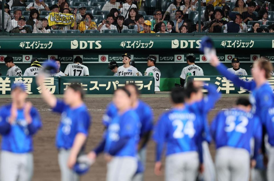 日本シリーズ進出ならず、ベンチで悔しがる佐藤輝（中央）＝撮影・田中太一