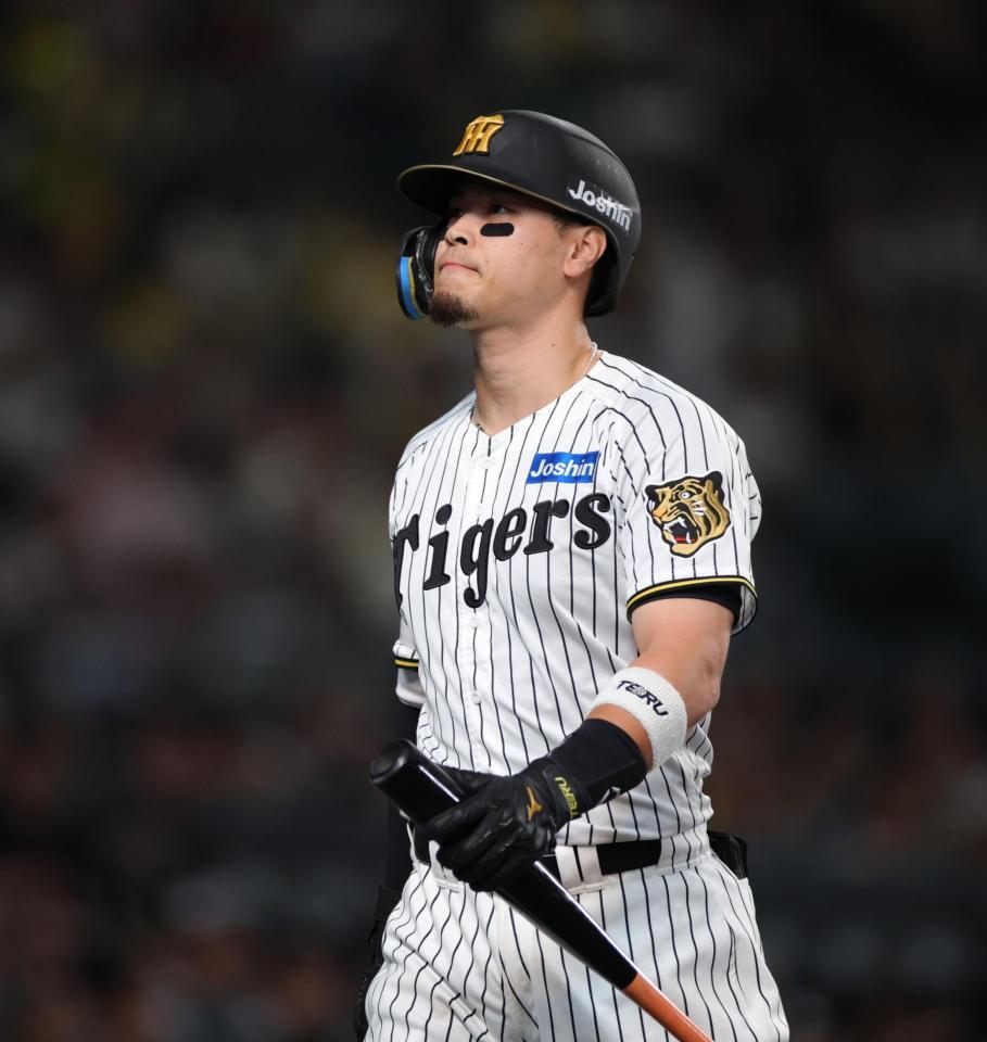 ９回、三振に倒れ、ベンチに戻る佐藤輝（撮影・坂部計介）