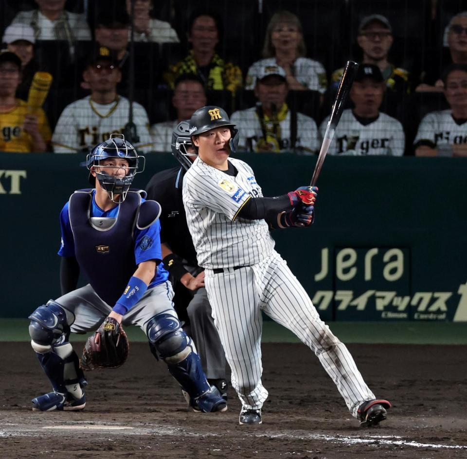 ９回、左前打を放つ大山（撮影・山口登）