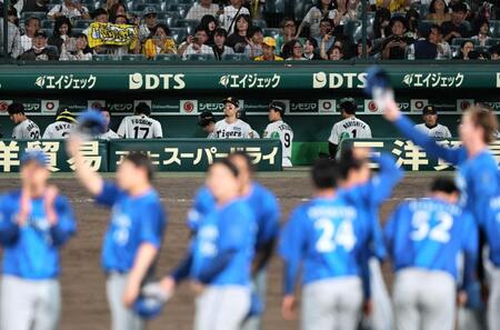 　日本シリーズ進出ならず、ベンチで悔しがる佐藤輝（中央）＝撮影・田中太一
