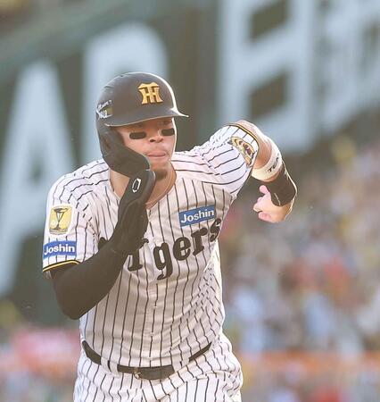 ７回、大山の右前打で三進する佐藤輝（撮影・西田忠信）