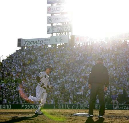 　７回、勝ち越しソロを放ちダイヤモンドを回る森下（撮影・西田忠信）