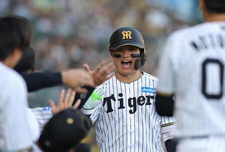 ７回、２打席連続となる本塁打を放ち、笑顔を見せる森下（撮影・坂部計介）