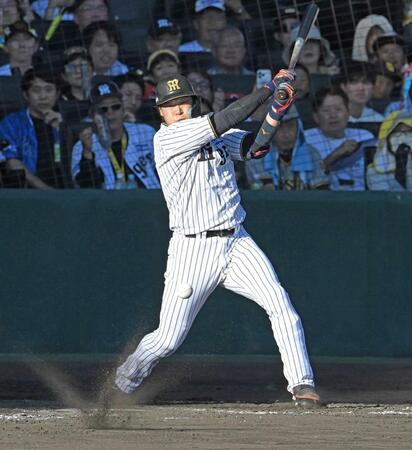 　５回、右前打を放つ大山（撮影・飯室逸平）