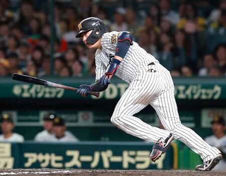 　９回、左前打を放つ大山（撮影・西田忠信）