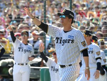 １回、リプレイ検証を求めてベンチを飛び出す藤川監督（撮影・立川洋一郎）