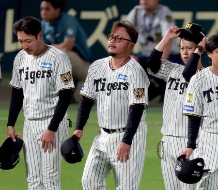 　ファンにあいさつする小谷野コーチ（中央）＝撮影・山口登