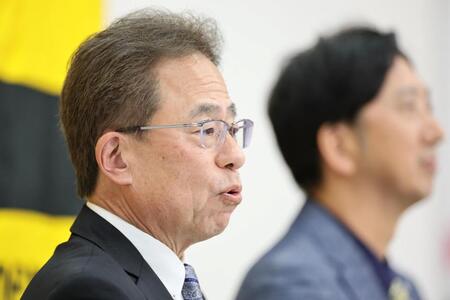 会見で話をする粟井一夫球団社長（撮影・田中太一）