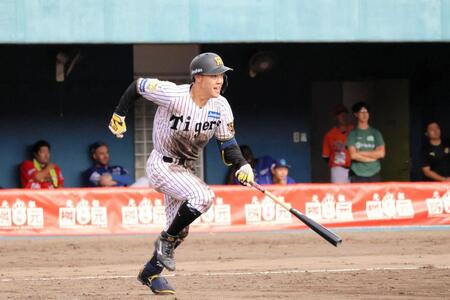 ９回、右前へサヨナラ打を放つ佐野
