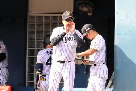選手交代を告げる平田２軍監督