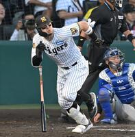 ７回、二塁打を放つ佐藤輝（撮影・飯室逸平）