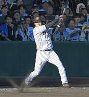 　５回、右前打を放つ大山（撮影・飯室逸平）