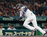 　９回、左前打を放つ大山（撮影・西田忠信）