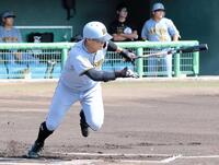 　１回、中前打を放つ西純（撮影・藤丸紘生）