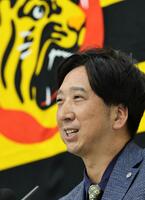 会見する藤川監督（撮影・田中太一）
