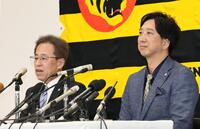 会見する（左から）粟井一夫球団社長と藤川監督（撮影・田中太一）