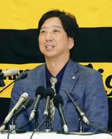 オーナーへの報告を終え、記者会見する藤川監督