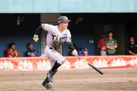 ９回、右前へサヨナラ打を放つ佐野