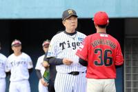 メンバー表を交換する平田２軍監督（左）