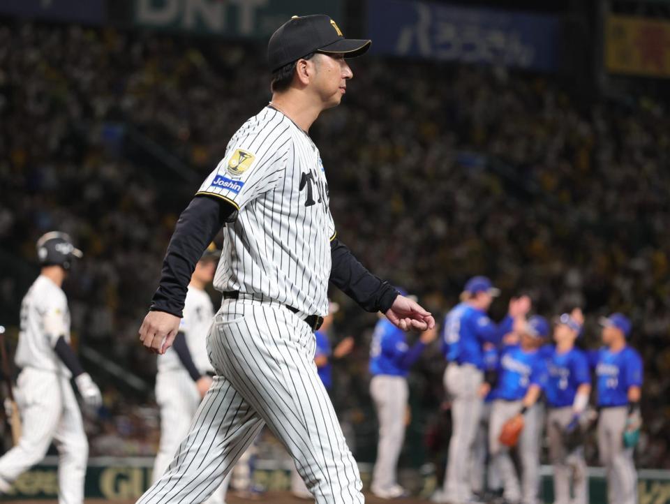 日本シリーズ進出ならず、ガックリの藤川監督（撮影・坂部計介）