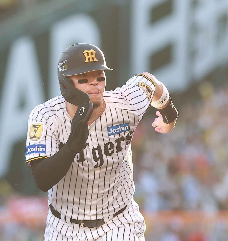 ７回、大山の右前打で三進する佐藤輝（撮影・西田忠信）
