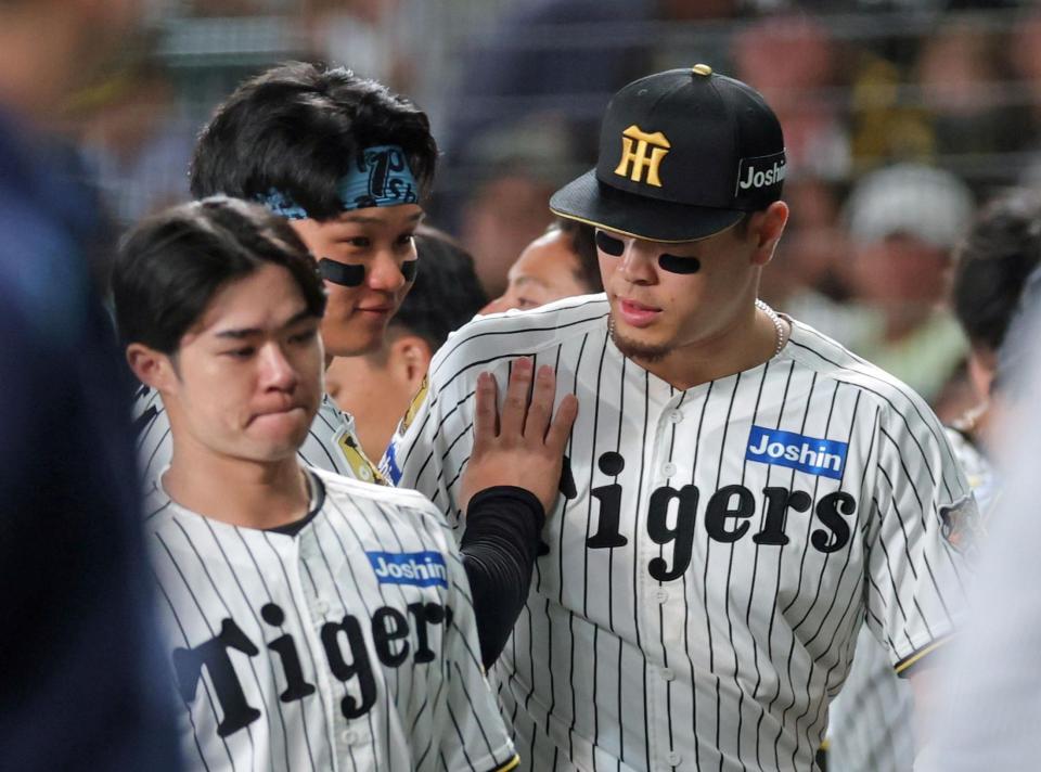 ファンへのあいさつを終えた後、佐藤輝（右）に近づき声を掛ける森下（撮影・立川洋一郎）