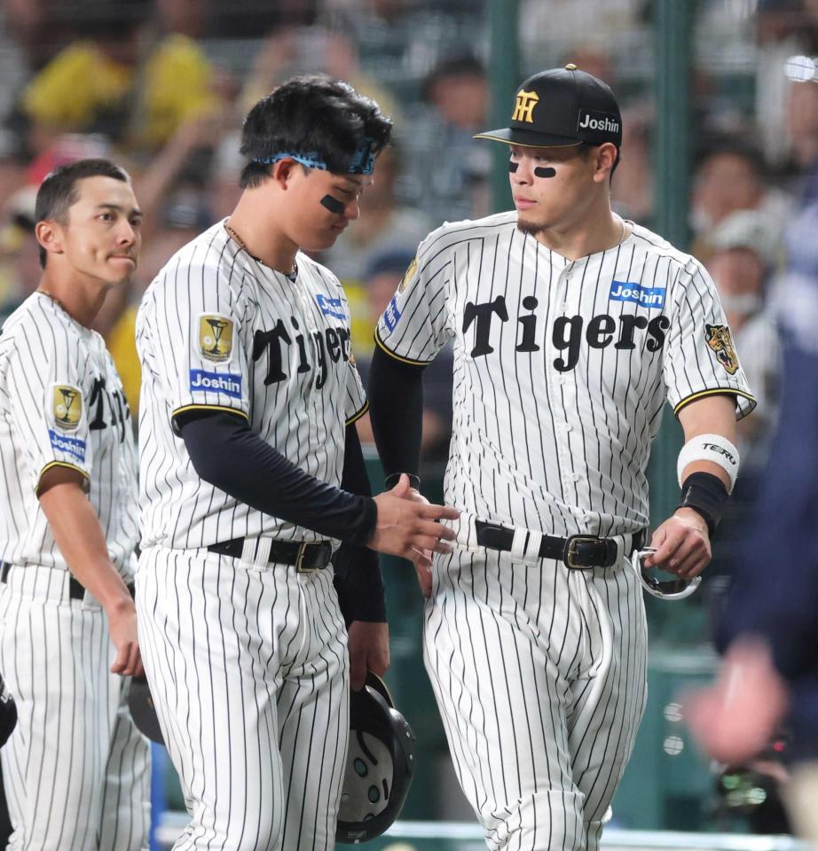 　ＣＳ敗退が決まり、グラウンドから引き揚げる際に佐藤輝（右）に歩み寄って握手を交わす森下（撮影・立川洋一郎）