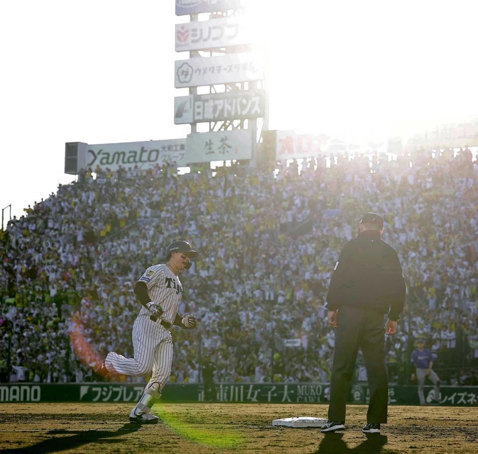 　７回、勝ち越しソロを放ちダイヤモンドを回る森下（撮影・西田忠信）