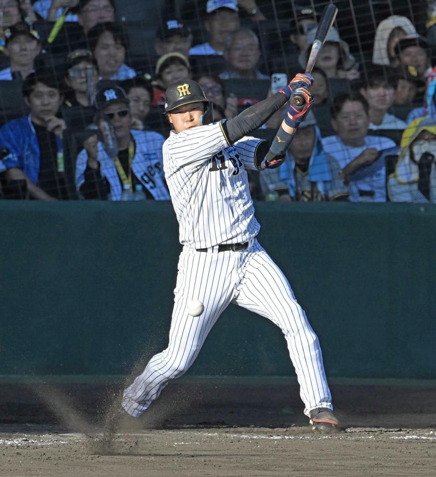 　５回、右前打を放つ大山（撮影・飯室逸平）