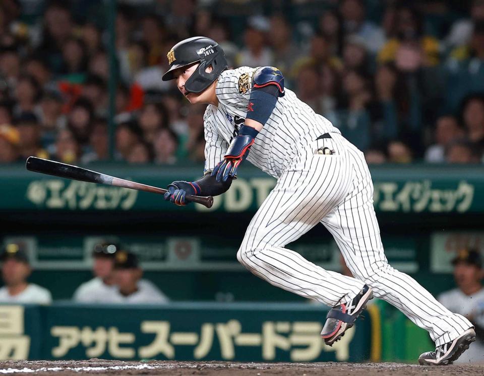 　９回、左前打を放つ大山（撮影・西田忠信）